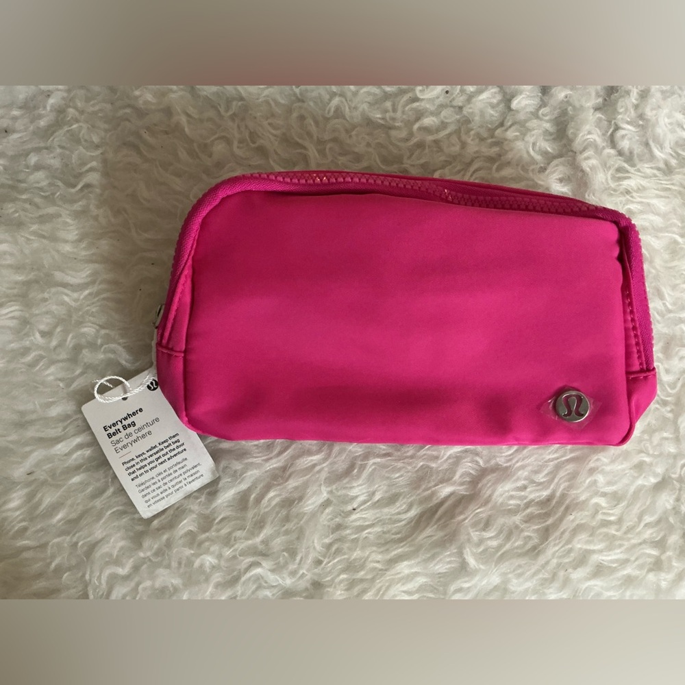 Lululemon everywhere, belt bag